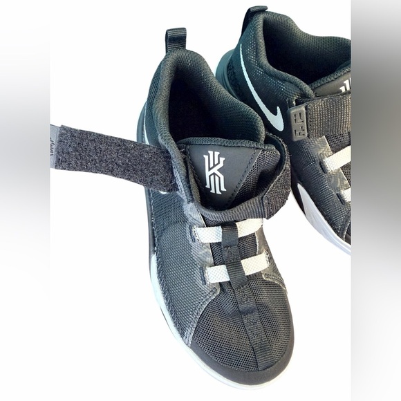 Nike Kids Kyrie Flytrap 6 Black and Gray Sneakers Size 1Y - Picture 3 of 6